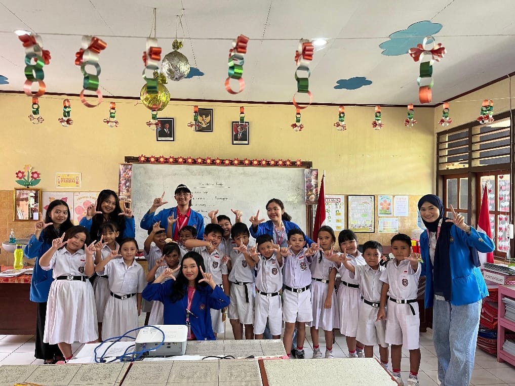 Mahasiswa KKN UNIMA Gelar Literasi “Cerdas Mengulas Buku” di SD Inpres 4/82 Walian 1 Mahasiswa KKN UNIMA Gelar Literasi “Cerdas Mengulas Buku” di SD Inpres 4/82 Walian