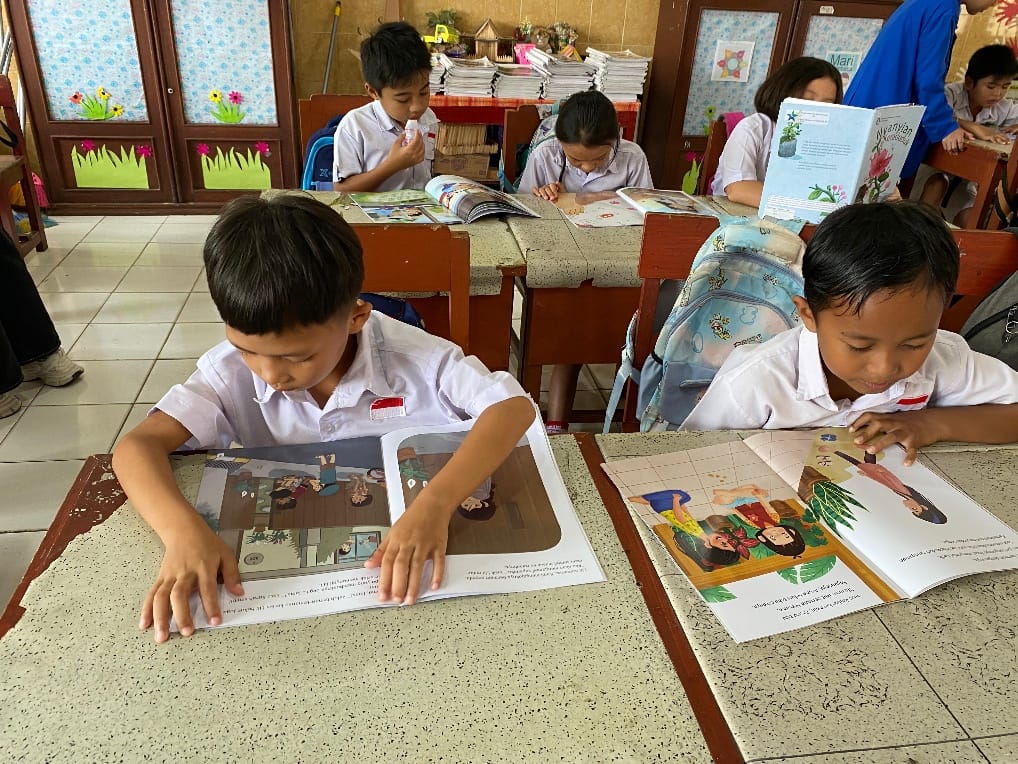 Mahasiswa KKN UNIMA Gelar Literasi “Cerdas Mengulas Buku” di SD Inpres 4/82 Walian 2 Mahasiswa KKN UNIMA Gelar Literasi “Cerdas Mengulas Buku” di SD Inpres 4/82 Walian