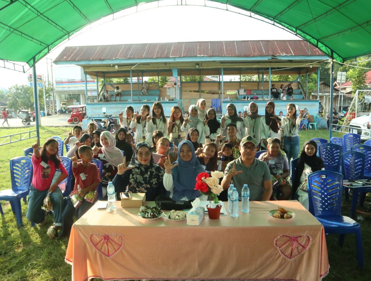 Mahasiswi KKN T-Literasi Unima Sukses Menggelar Kegiatan ‘Aksi Literasi’ di Lapangan Pobundayan! 1 Mahasiswi KKN T-Literasi Unima Sukses Menggelar Kegiatan ‘Aksi Literasi’ di Lapangan Pobundayan!