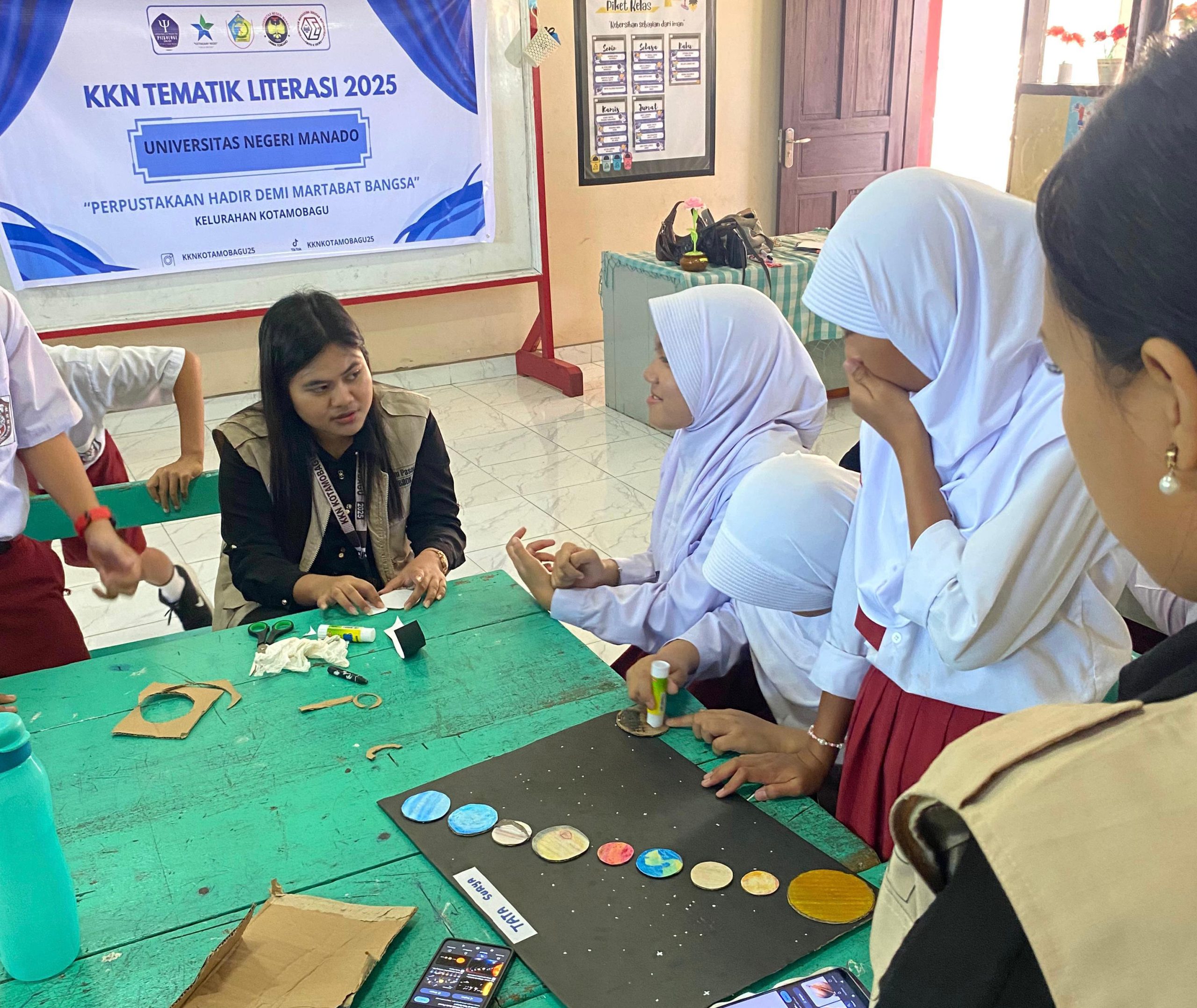 Mahasiswa KKN Universitas Negeri Manado Ajak Siswa SDN 01 Kotamobagu Buat Proyek Tata Surya Berbasis Buku Literasi 2 Mahasiswa KKN Universitas Negeri Manado Ajak Siswa SDN 01 Kotamobagu Buat Proyek Tata Surya Berbasis Buku Literasi