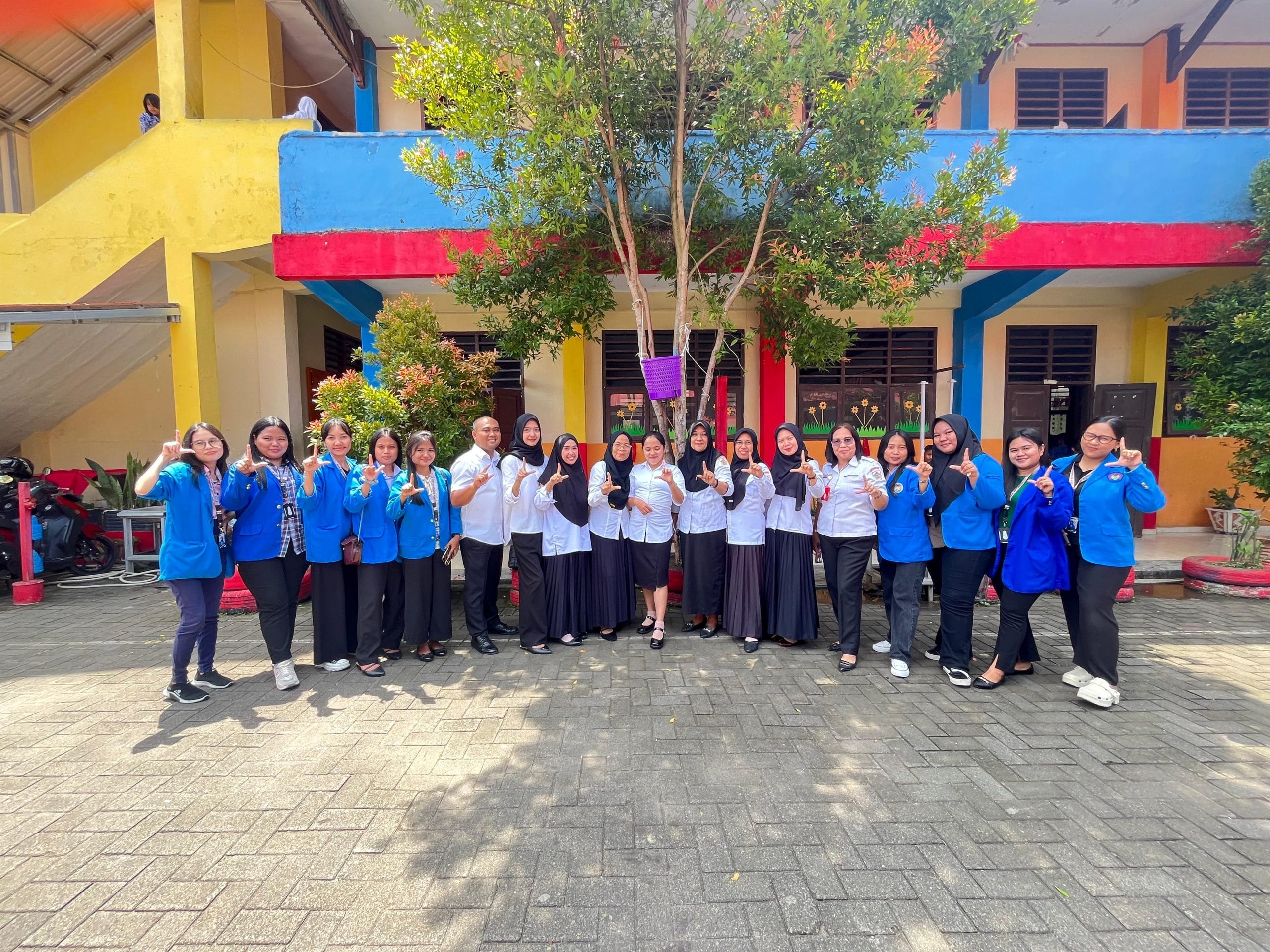 Mahasiswa KKN Tematik Literasi Universitas Negeri Manado Gelar Kegiatan Literasi di SDN 03 Kotamobagu untuk Tingkat Minat Baca Siswa 1 Mahasiswa KKN Tematik Literasi Universitas Negeri Manado Gelar Kegiatan Literasi di SDN 03 Kotamobagu untuk Tingkat Minat Baca Siswa