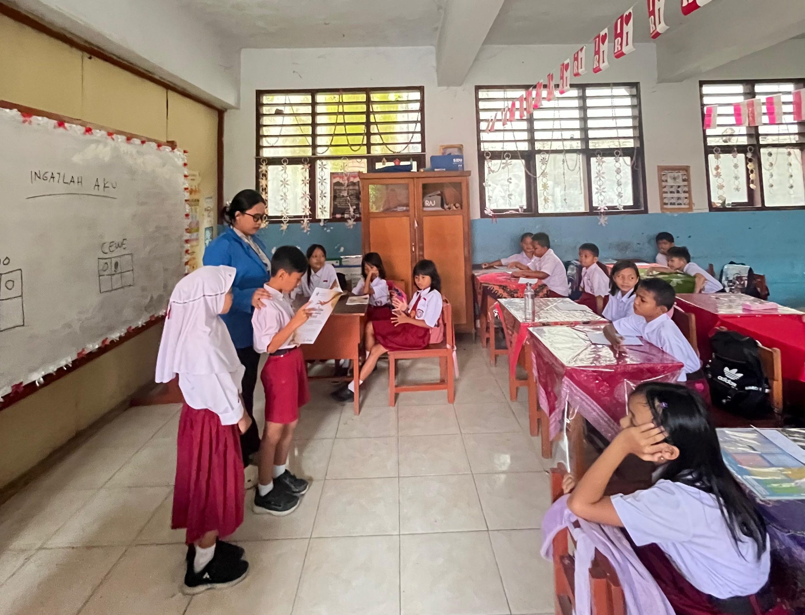 Mahasiswa KKN Tematik Literasi Universitas Negeri Manado Gelar Kegiatan Literasi di SDN 03 Kotamobagu untuk Tingkat Minat Baca Siswa 2 Mahasiswa KKN Tematik Literasi Universitas Negeri Manado Gelar Kegiatan Literasi di SDN 03 Kotamobagu untuk Tingkat Minat Baca Siswa
