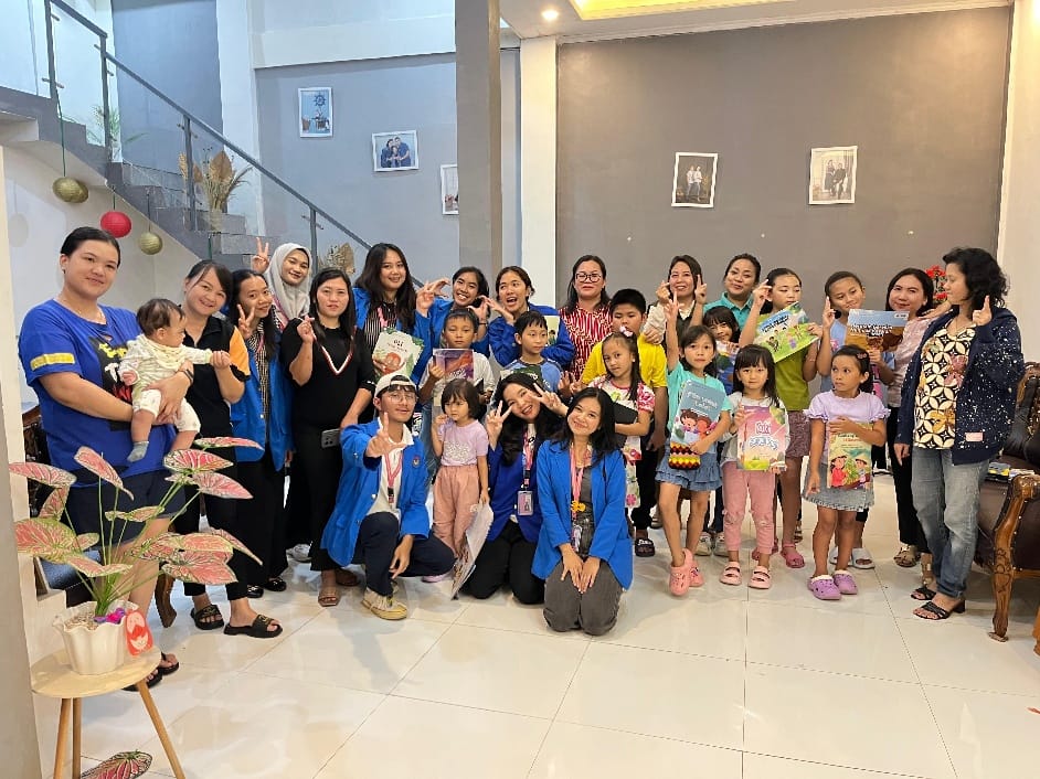 Mahasiswa KKN UNIMA dan ReLima Kota Tomohon Gelar Edukasi Literasi untuk Anak dan Orang Tua di Kegiatan Pondok Gembira 1 Mahasiswa KKN UNIMA dan ReLima Kota Tomohon Gelar Edukasi Literasi untuk Anak dan Orang Tua di Kegiatan Pondok Gembira