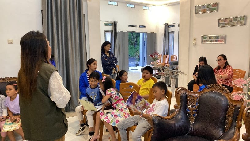 Mahasiswa KKN UNIMA dan ReLima Kota Tomohon Gelar Edukasi Literasi untuk Anak dan Orang Tua di Kegiatan Pondok Gembira 2 Mahasiswa KKN UNIMA dan ReLima Kota Tomohon Gelar Edukasi Literasi untuk Anak dan Orang Tua di Kegiatan Pondok Gembira