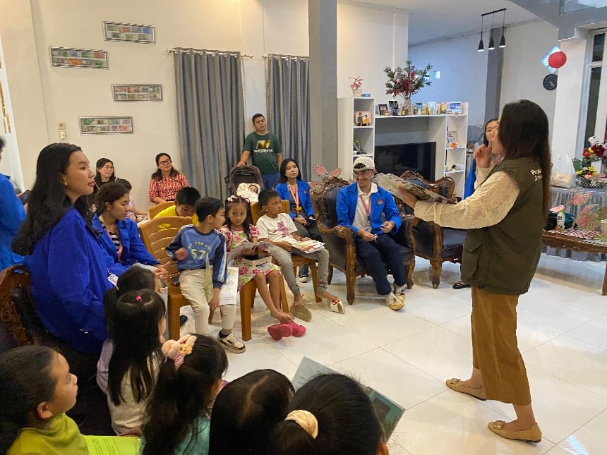 Mahasiswa KKN UNIMA dan ReLima Kota Tomohon Gelar Edukasi Literasi untuk Anak dan Orang Tua di Kegiatan Pondok Gembira 3 Mahasiswa KKN UNIMA dan ReLima Kota Tomohon Gelar Edukasi Literasi untuk Anak dan Orang Tua di Kegiatan Pondok Gembira