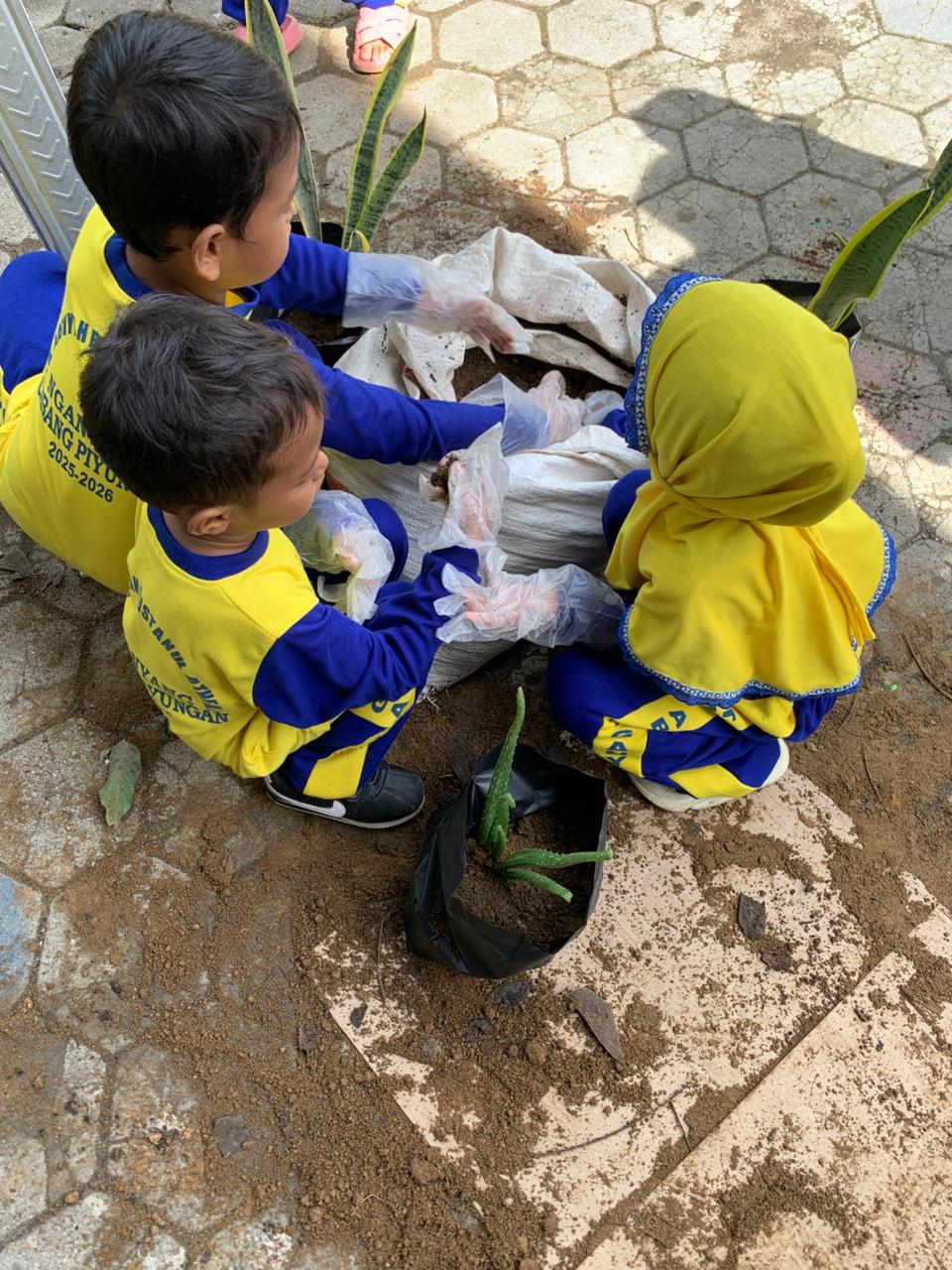 Mahasiswa UNY Laksanakan Program SDGs, Kenalkan Ekosistem Daratan dan Penanganan Perubahan Iklim di TK ABA Nganyang, Piyungan, Bantul