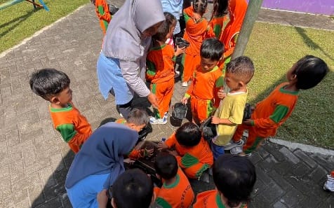 Mahasiswa PG PAUD UNY Wujudkan Pembelajaran Inovasi Berkelanjutan Kebun Sayur Sekolah TK SPS Setyowati Seyegan sebagai Implementasi SDGs 9 Dan SDGs 4