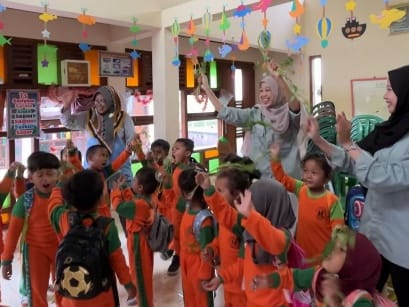 Mahasiswa PG PAUD UNY Wujudkan Pembelajaran Inovasi Berkelanjutan Kebun Sayur Sekolah TK SPS Setyowati Seyegan sebagai Implementasi SDGs 9 Dan SDGs 4