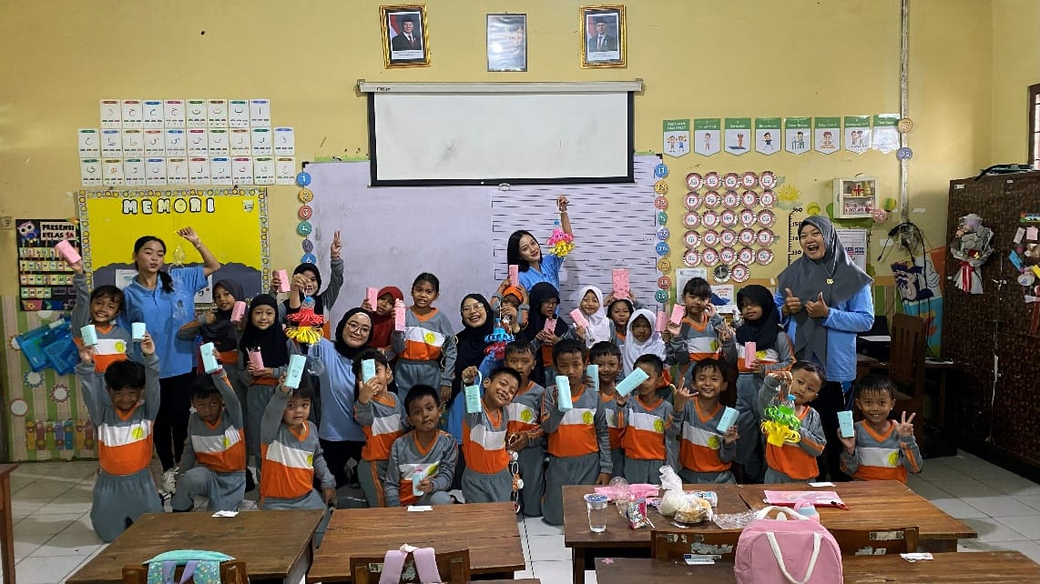 Mahasiswa UNY Gelar Edukasi Daur Ulang “Eco-Craft” di SDN 1 Gambiranom, Aksi Nyata Dukung SDGs 12 & 13