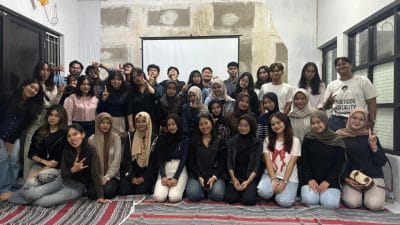 Jajaran panitia mahasiswa Program Studi Pariwisata semester 5 berfoto bersama seusai pelaksanaan ajang RUNVENTURE 5K di Surabaya.