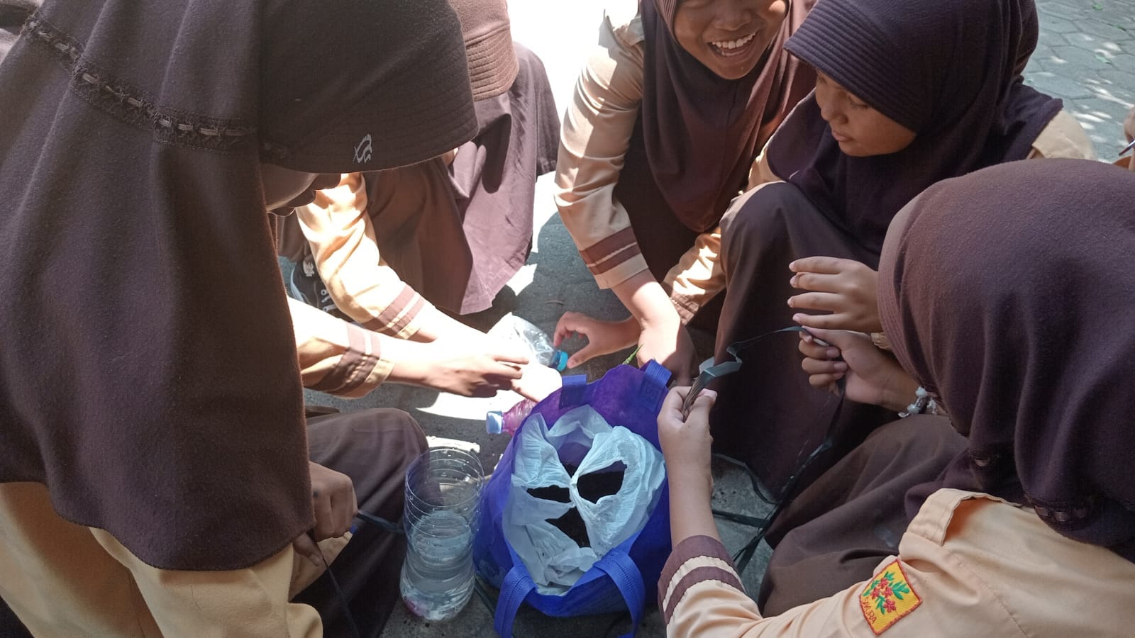 Ajak Belajar Iklim, Cinta Lingkungan: Mahasiswa UNY Gelar Sosialisasi untuk Anak Sekolah Dasar 2 Ajak Belajar Iklim, Cinta Lingkungan: Mahasiswa UNY Gelar Sosialisasi untuk Anak Sekolah Dasar