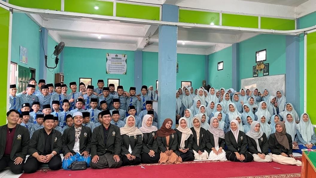 Santri Keren, Akadnya Halal! Mahasiswa HKI UINSA Bekali Santri Darul Ulum Tlasih dengan Ilmu Muamalah Syariah 1 Santri Keren, Akadnya Halal! Mahasiswa HKI UINSA Bekali Santri Darul Ulum Tlasih dengan Ilmu Muamalah Syariah