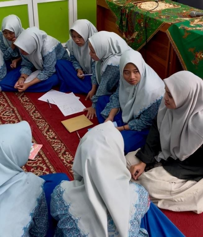 Santri Keren, Akadnya Halal! Mahasiswa HKI UINSA Bekali Santri Darul Ulum Tlasih dengan Ilmu Muamalah Syariah