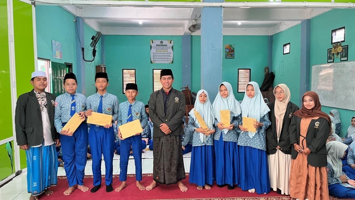 Santri Keren, Akadnya Halal! Mahasiswa HKI UINSA Bekali Santri Darul Ulum Tlasih dengan Ilmu Muamalah Syariah 3 Santri Keren, Akadnya Halal! Mahasiswa HKI UINSA Bekali Santri Darul Ulum Tlasih dengan Ilmu Muamalah Syariah