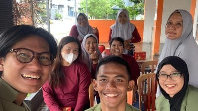 Mahasiswa Kewirausahaan UPN "Veteran" Jawa Timur Gelar Pengabdian Masyarakat Bertema UMKM Lokal untuk Indonesia Global 10 Mahasiswa Kewirausahaan UPN "Veteran" Jawa Timur Gelar Pengabdian Masyarakat Bertema UMKM Lokal untuk Indonesia Global