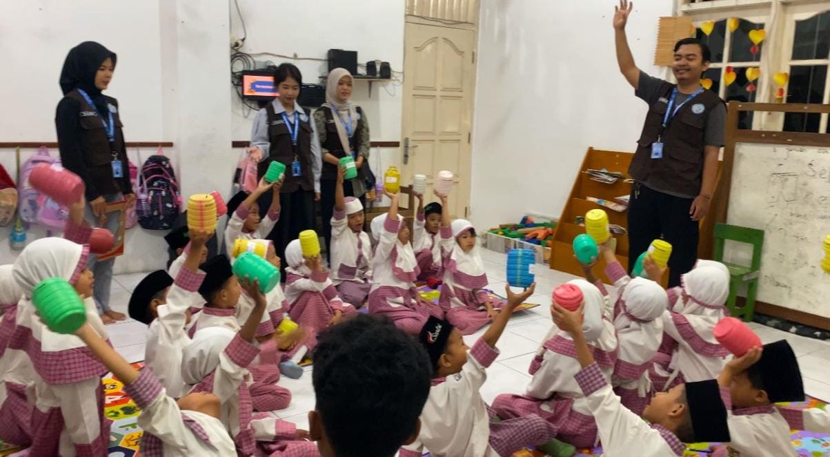 KKN UPGRIS Kelompok 01 Desa Mranggen Lakukan Kegiatan Edukasi Gemar Menabung Bersama Anak-Anak Di TK Islam Baiturrohman 2 C:/Users/Pongo/Downloads/WhatsApp Image 2026-01-29 at 19.05.15.jpegWhatsApp Image 2026-01-29 at 19.05.15