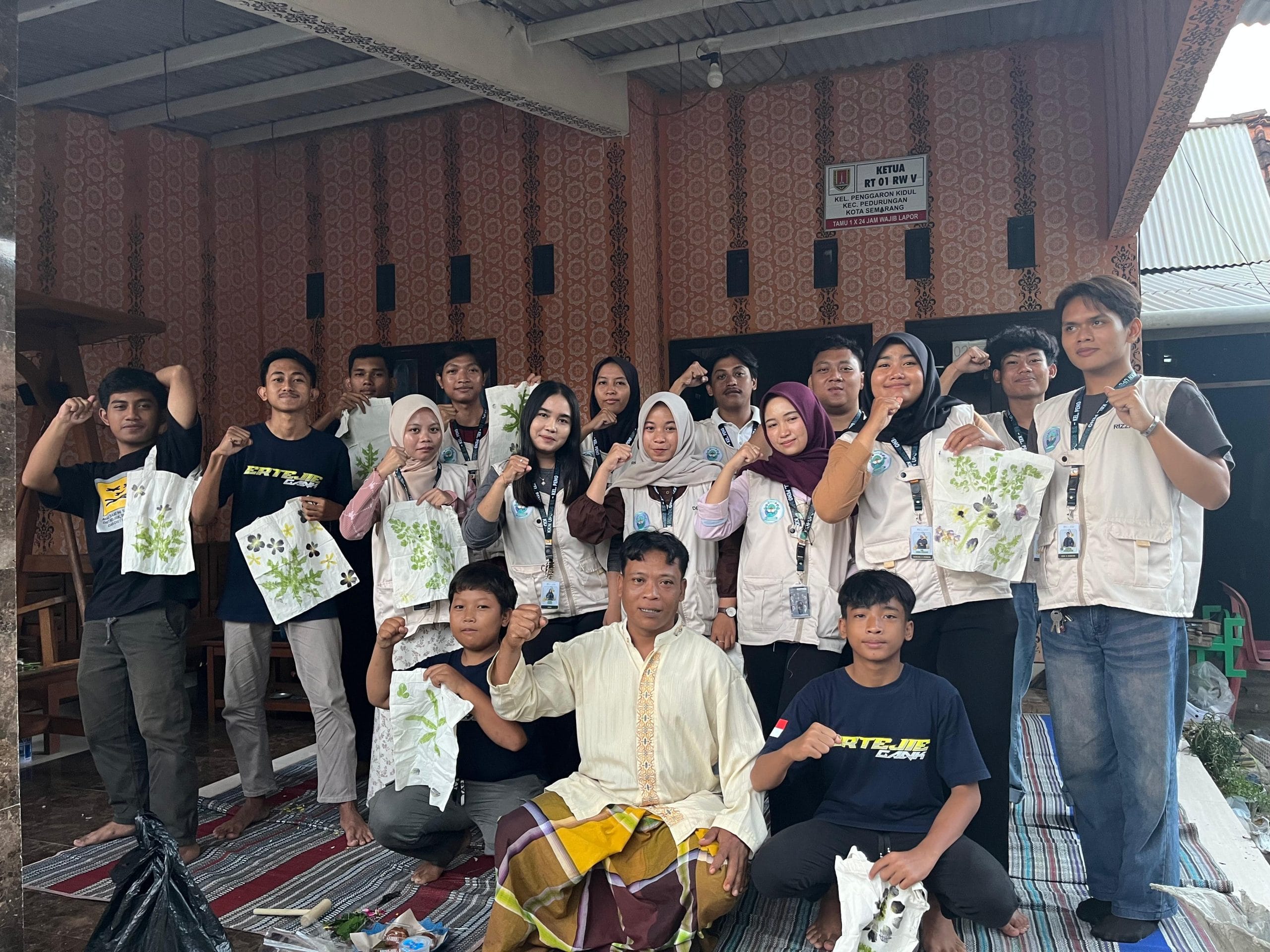 Sinergi Kreatif KKN UPGRIS Kelompok 32, Hidupkan Seni Ecoprint Ramah Lingkungan Bersama Karang Taruna RT 01 RW 05 Kelurahan Penggaron Kidul 1 Sinergi Kreatif KKN UPGRIS Kelompok 32, Hidupkan Seni Ecoprint Ramah Lingkungan Bersama Karang Taruna RT 01 RW 05 Kelurahan Penggaron Kidul