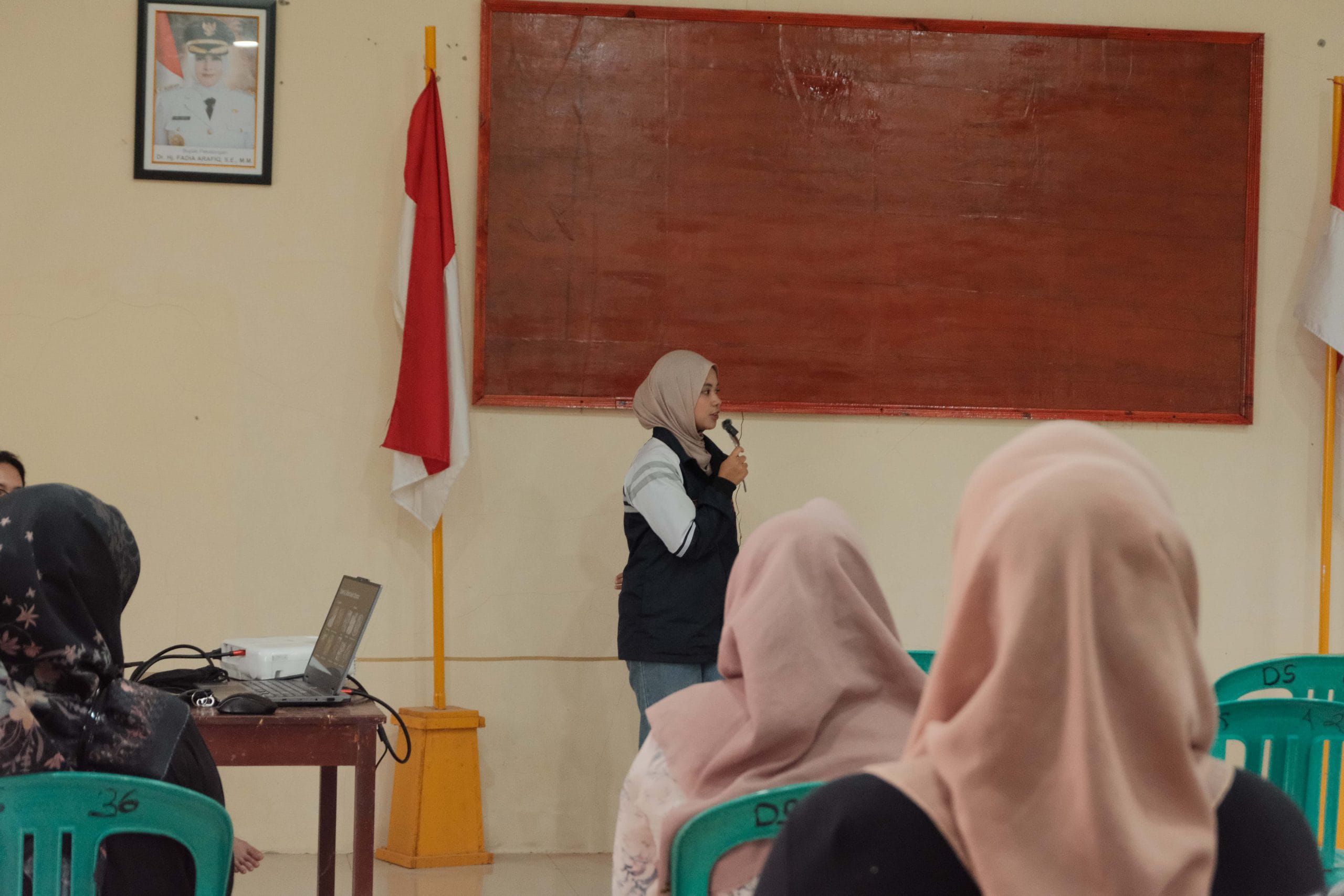 Mahasiswa KKN Undip Memperkenalkan Pembuatan Tempat Pembakaran Sampah Sederhana 2 Mahasiswa KKN Undip Memperkenalkan Pembuatan Tempat Pembakaran Sampah Sederhana