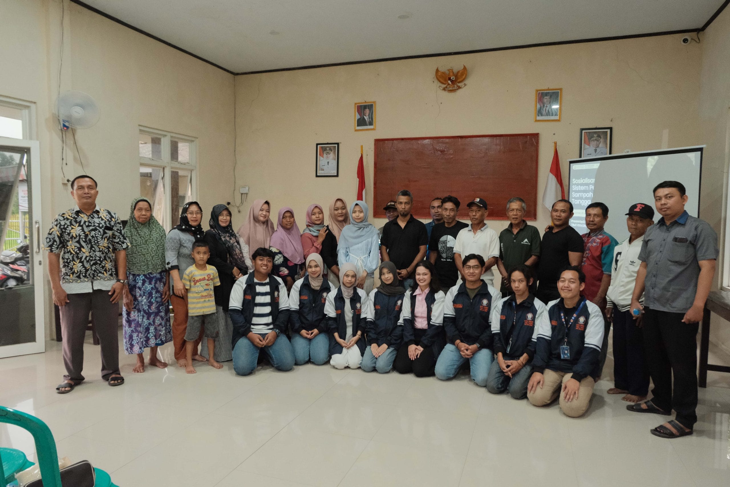 Mahasiswa KKN Undip Memperkenalkan Pembuatan Tempat Pembakaran Sampah Sederhana 1 Mahasiswa KKN Undip Memperkenalkan Pembuatan Tempat Pembakaran Sampah Sederhana