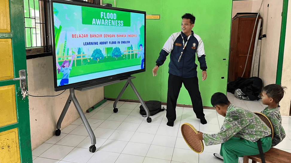 Tingkatkan Kesadaran Siaga Banjir Sejak Dini, Mahasiswa KKN Undip Gelar “Fun English for Flood Awareness” di Desa Ngandong 1 Screenshot-2026-02-09-112626
