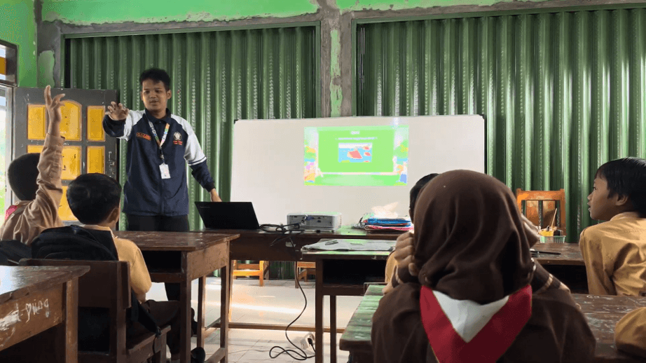 Tingkatkan Kesadaran Siaga Banjir Sejak Dini, Mahasiswa KKN Undip Gelar “Fun English for Flood Awareness” di Desa Ngandong 2 Tingkatkan Kesadaran Siaga Banjir Sejak Dini, Mahasiswa KKN Undip Gelar “Fun English for Flood Awareness” di Desa Ngandong