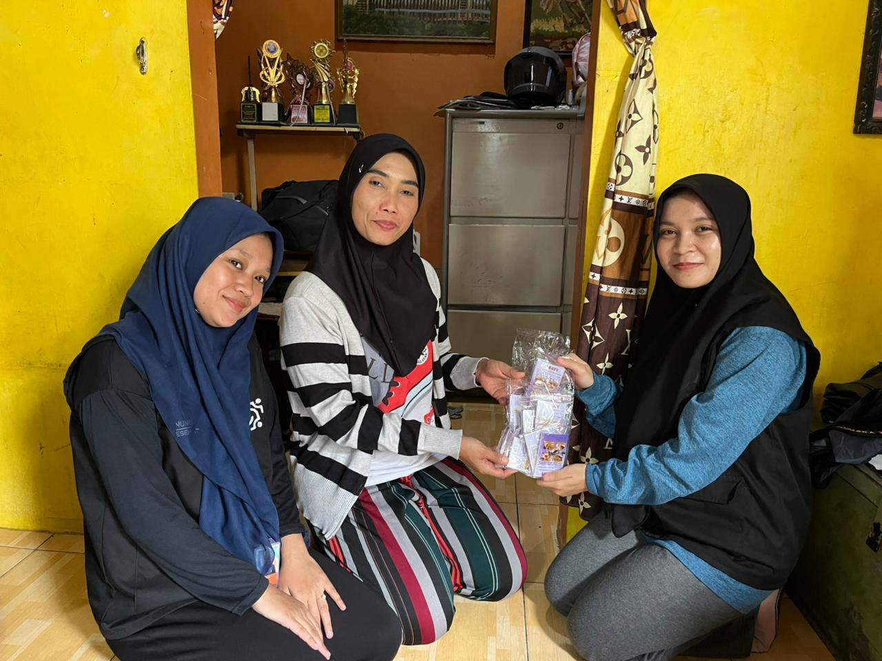 Mahasiswa KKN UPGRIS Kelompok 33 Berpartisipasi dalam Kegiatan Pemberantasan Jentik Nyamuk serta Membagikan Obat Jentik di Kelurahan Tlogomulyo Kecamatan Pedurungan Kota Semarang 2 Mahasiswa KKN UPGRIS Kelompok 33 Berpartisipasi dalam Kegiatan Pemberantasan Jentik Nyamuk serta Membagikan Obat Jentik di Kelurahan Tlogomulyo Kecamatan Pedurungan Kota Semarang