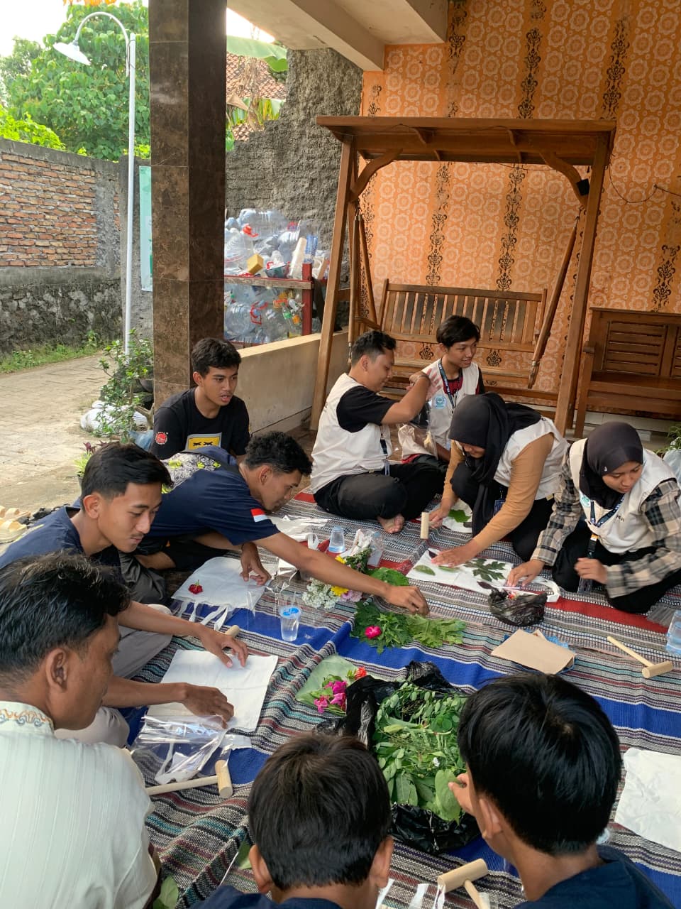 Sinergi Kreatif KKN UPGRIS Kelompok 32, Hidupkan Seni Ecoprint Ramah Lingkungan Bersama Karang Taruna RT 01 RW 05 Kelurahan Penggaron Kidul 2 Sinergi Kreatif KKN UPGRIS Kelompok 32, Hidupkan Seni Ecoprint Ramah Lingkungan Bersama Karang Taruna RT 01 RW 05 Kelurahan Penggaron Kidul