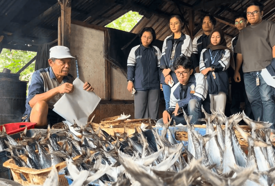 Mahasiswa KKN UNDIP Laksanakan Inspeksi dan Sosialisasi K3 bagi UMKM Pindang dan Konveksi di Desa Babalan Lor