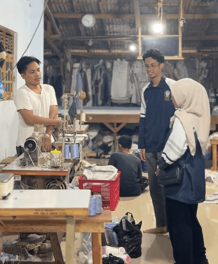 Mahasiswa KKN UNDIP Lakukan Pendataan dan Pengelolaan Sektor Pemasukan sebagai Dasar Informasi Keuangan Desa Babalan Lor 2 Mahasiswa KKN UNDIP Lakukan Pendataan dan Pengelolaan Sektor Pemasukan sebagai Dasar Informasi Keuangan Desa Babalan Lor