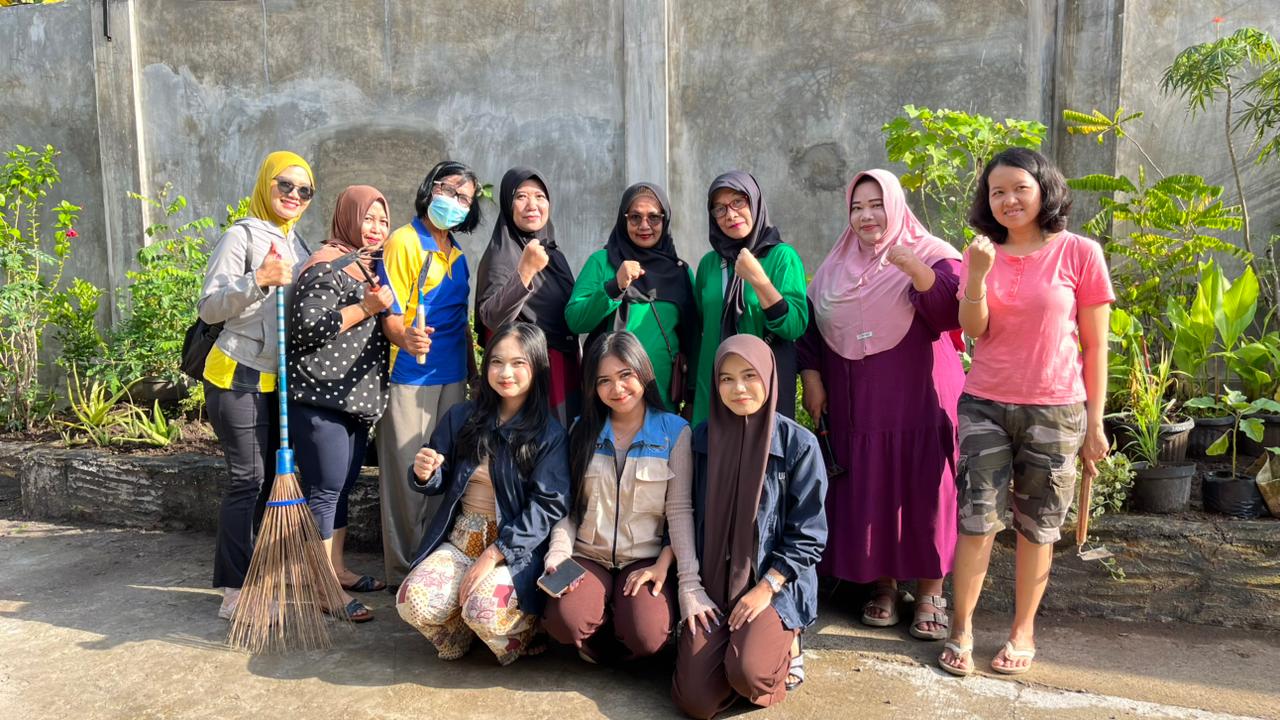Wujudkan Lingkungan Asri, Mahasiswa KKN UPGRIS Kelompok 29 Gelar Kerja Bakti dan Aksi Pilah Sampah di RW 03 & RW 07 Pedurungan Lor