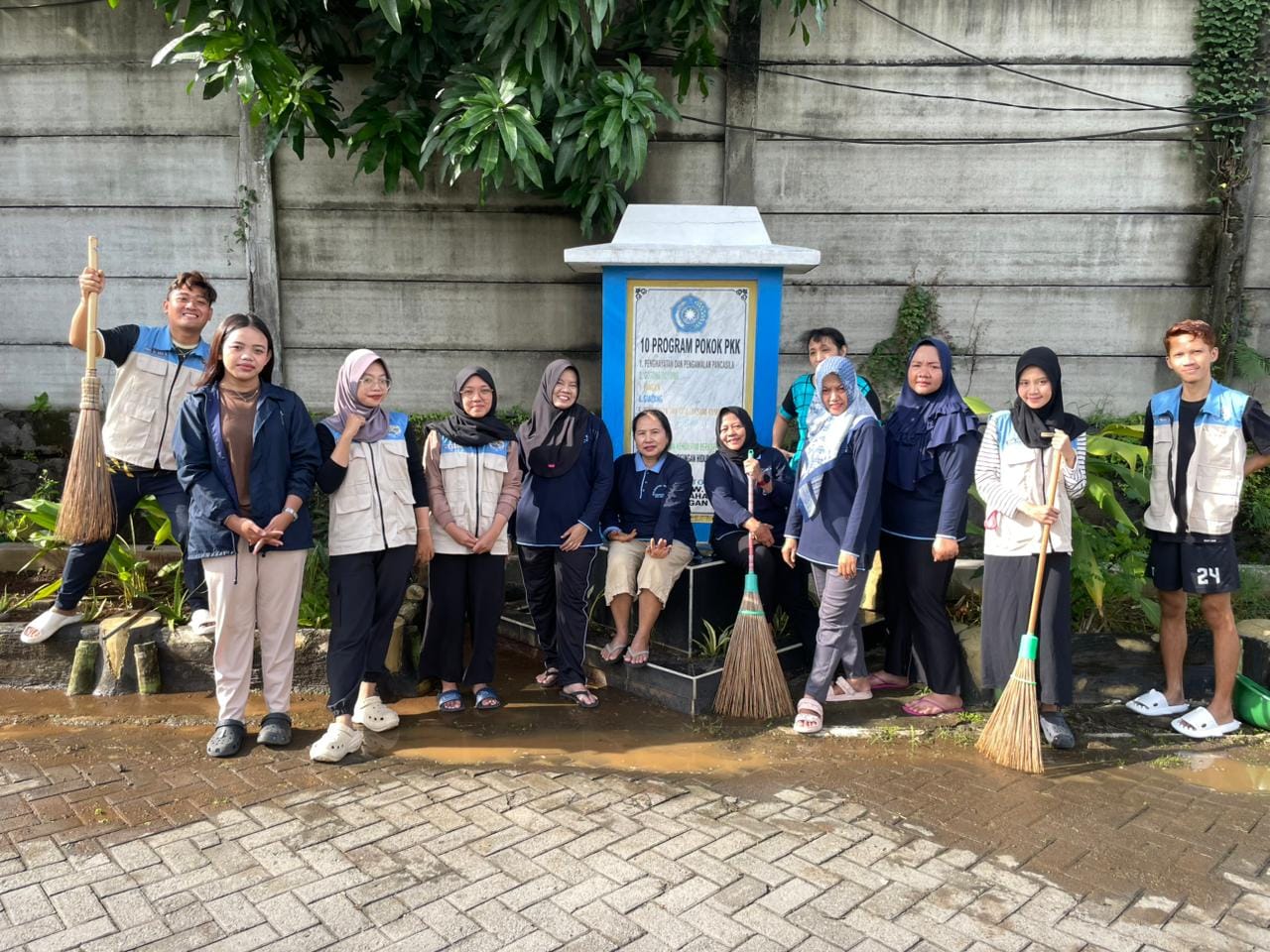 Wujudkan Lingkungan Asri, Mahasiswa KKN UPGRIS Kelompok 29 Gelar Kerja Bakti dan Aksi Pilah Sampah di RW 03 & RW 07 Pedurungan Lor