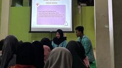 Cerdas Bermedia Sejak Dini, Mahasiswa KKN UNS Ajak Anak Desa Dibal Lebih Bijak Gunakan Media Sosial