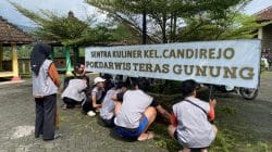 Mahasiswa KKN UPGRIS Kelompok 17 Bersihkan Teras Gunung Candirejo demi Persiapan Senam Bersama