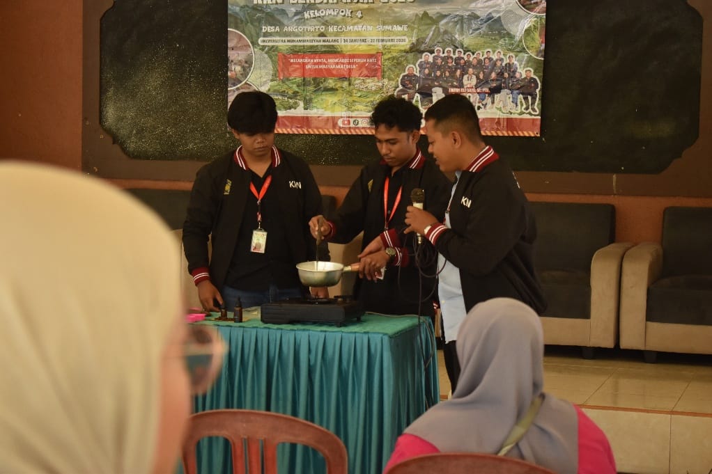 Kreativitas Mahasiswa KKN UMM, Kopi Lokal Disulap Menjadi Sabun Bernilai Ekonomi di Desa Argotirto 1 Kreativitas Mahasiswa KKN UMM, Kopi Lokal Disulap Menjadi Sabun Bernilai Ekonomi di Desa Argotirto