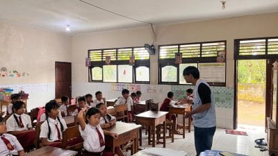 Mahasiswa KKN UNS 181.2 Gelar Edukasi Lingkungan di Desa Timpag