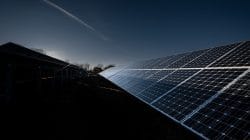 Saat Baris Kode Bertemu Sinar Matahari: Rahasia Teknologi di Balik Terangnya Masa Depan