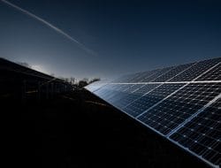 Saat Baris Kode Bertemu Sinar Matahari: Rahasia Teknologi di Balik Terangnya Masa Depan