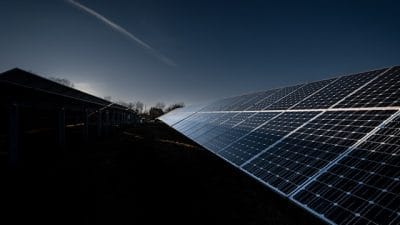 Saat Baris Kode Bertemu Sinar Matahari: Rahasia Teknologi di Balik Terangnya Masa Depan