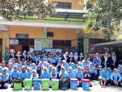 Cegah Banjir Sejak Dini, Mahasiswa Magang UPGRIS Ajarkan Siswa SDN Sambirejo 01 Memilah Sampah
