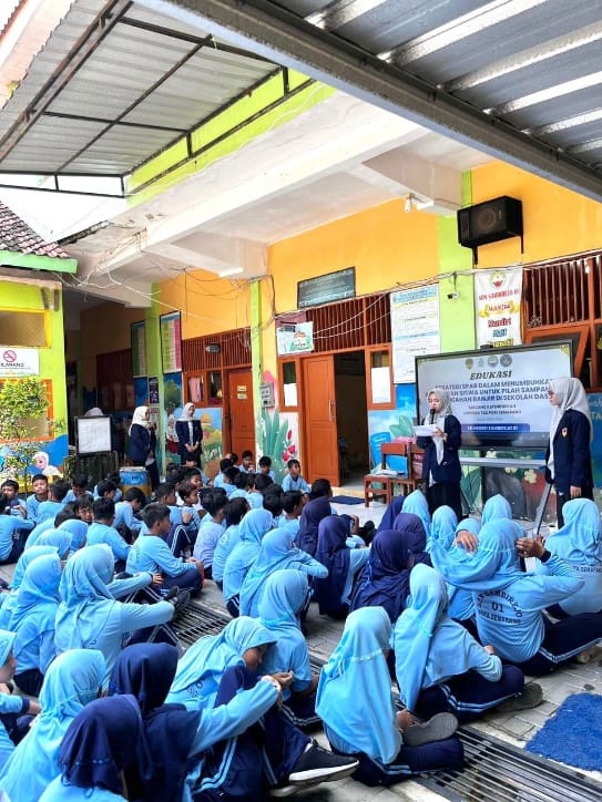 Cegah Banjir Sejak Dini, Mahasiswa Magang UPGRIS Ajarkan Siswa SDN Sambirejo 01 Memilah Sampah