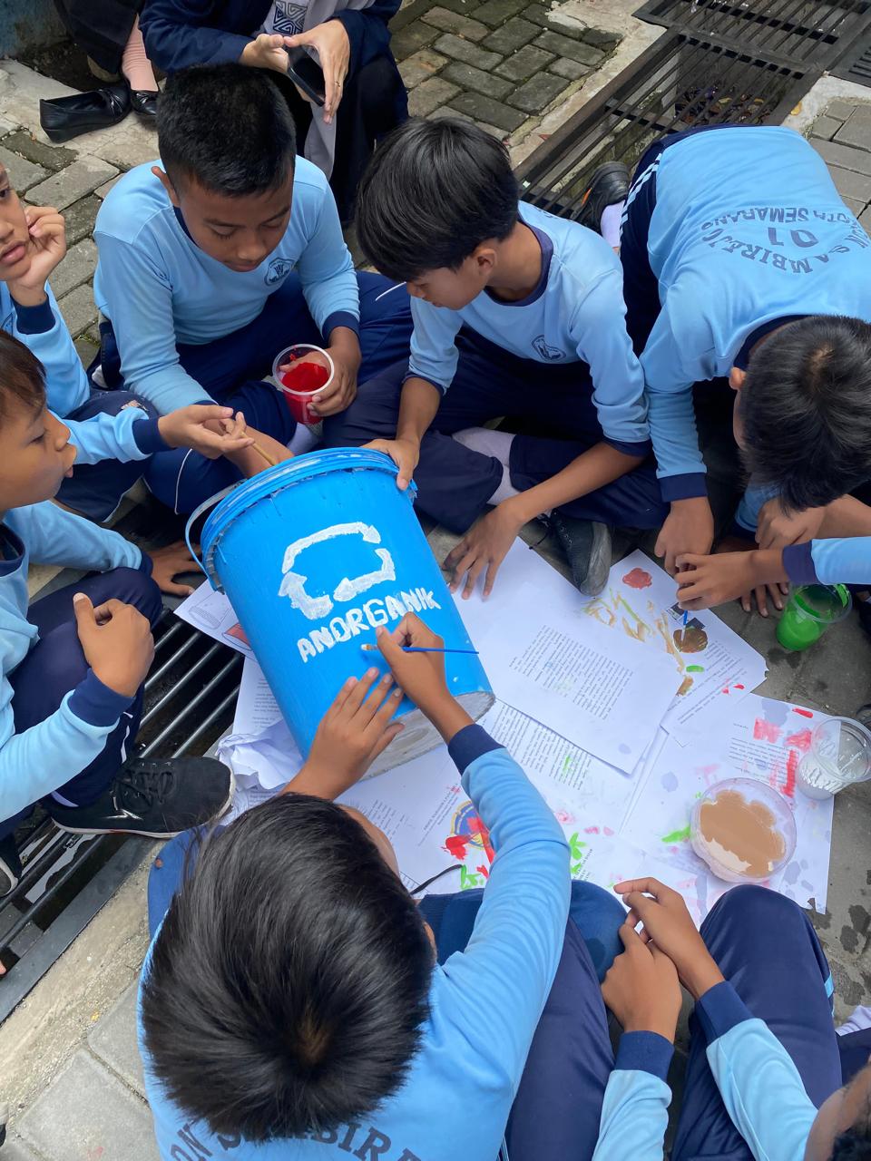 Cegah Banjir Sejak Dini, Mahasiswa Magang UPGRIS Ajarkan Siswa SDN Sambirejo 01 Memilah Sampah