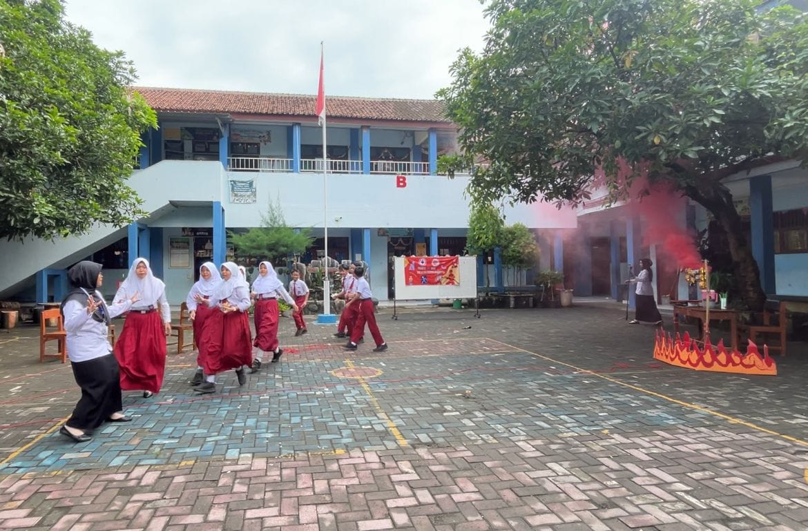 Siaga Sejak Dini, Mahasiswa PPL UPGRIS Ajarkan Penanganan Kebakaran lewat Drama Pendek di SD Negeri Palebon 03